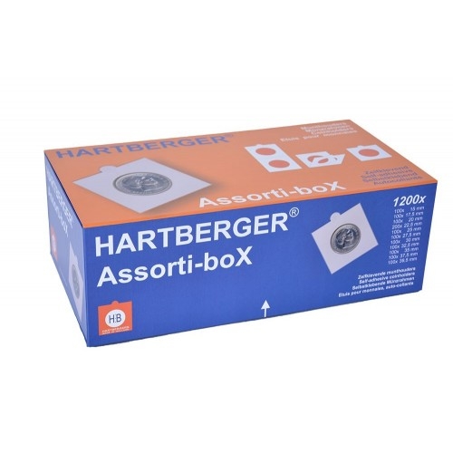 En elegant kasse inndelt i 12 rom og med plass til 1200 Hartberger myntrammer. 
Leveres med 1.200 stk. myntrammer m/ lim i størrelse 15 mm til 39,5 mm, 
100 myntrammer av hver størrelse, bortsett fra størrelse 22,5 mm hvor det er 200 stk.