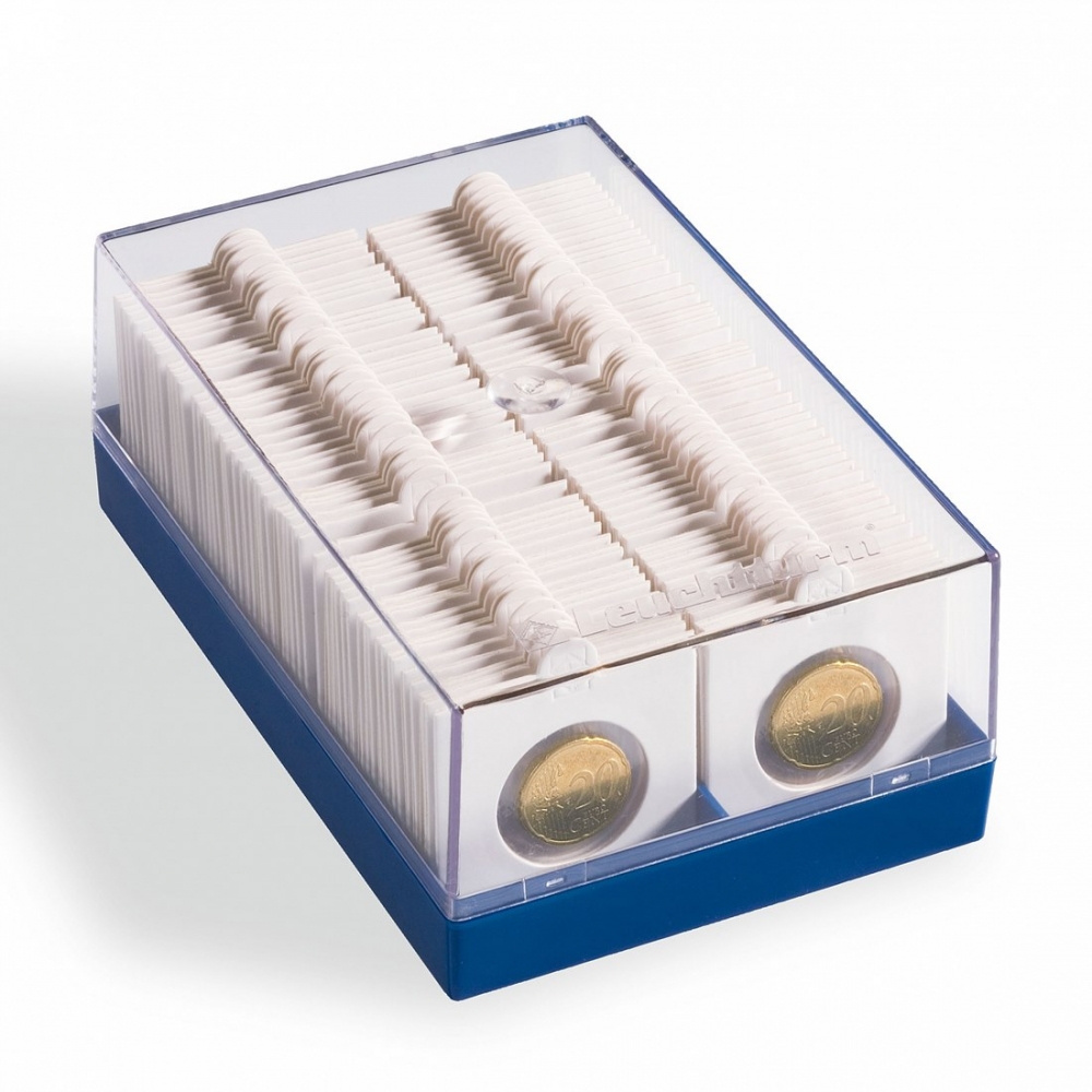 Boks for 100 Myntrammer
- Plastikkboks med gjennomsiktlig lokk.
- Lett å se på mynten uten å ta myntrammen ut av boksen.
- Mål: 170 x 110 x 65 mm