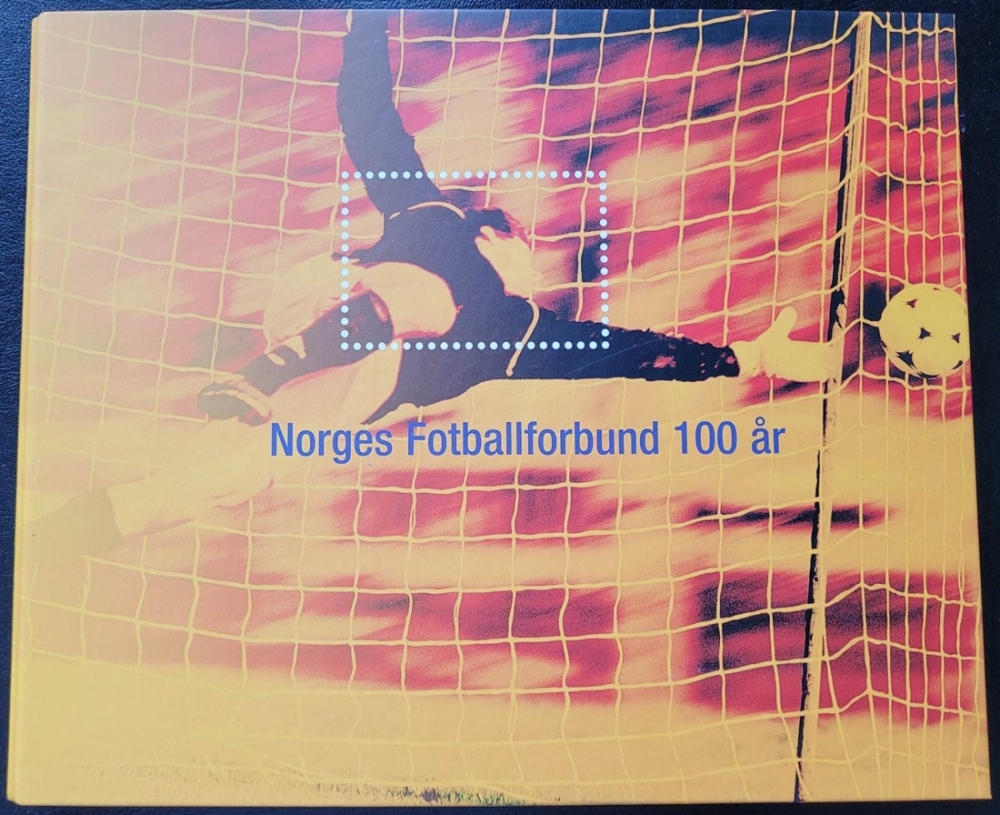 Jubileumsbok Norges Fotballforbund 100 år (med støvkassett). 10 frimerker, miniatyrark, 4 FDC og 10 Maxikort