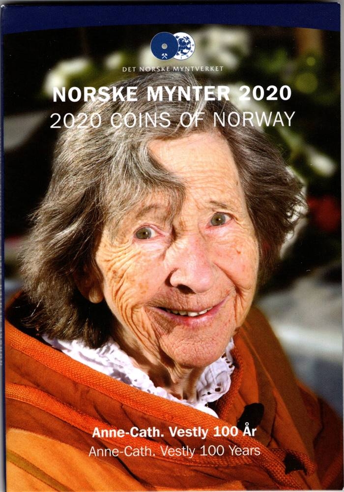 Settet inneholder årets 20-krone som Norges Bank utgir i forbindelse med markeringen av at det er 100 år siden Anne-Cath. Vestly ble født.
I tillegg inneholder settet års medalje 2020 som har frigjøringen i 1945 som tema.
Max opplag: 5.000
